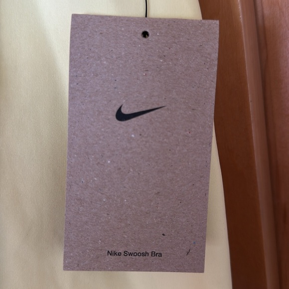 ☀️🏃🏼♀️➡️NWT Nike training athletic sport top with built in bra large - Picture 5 of 11